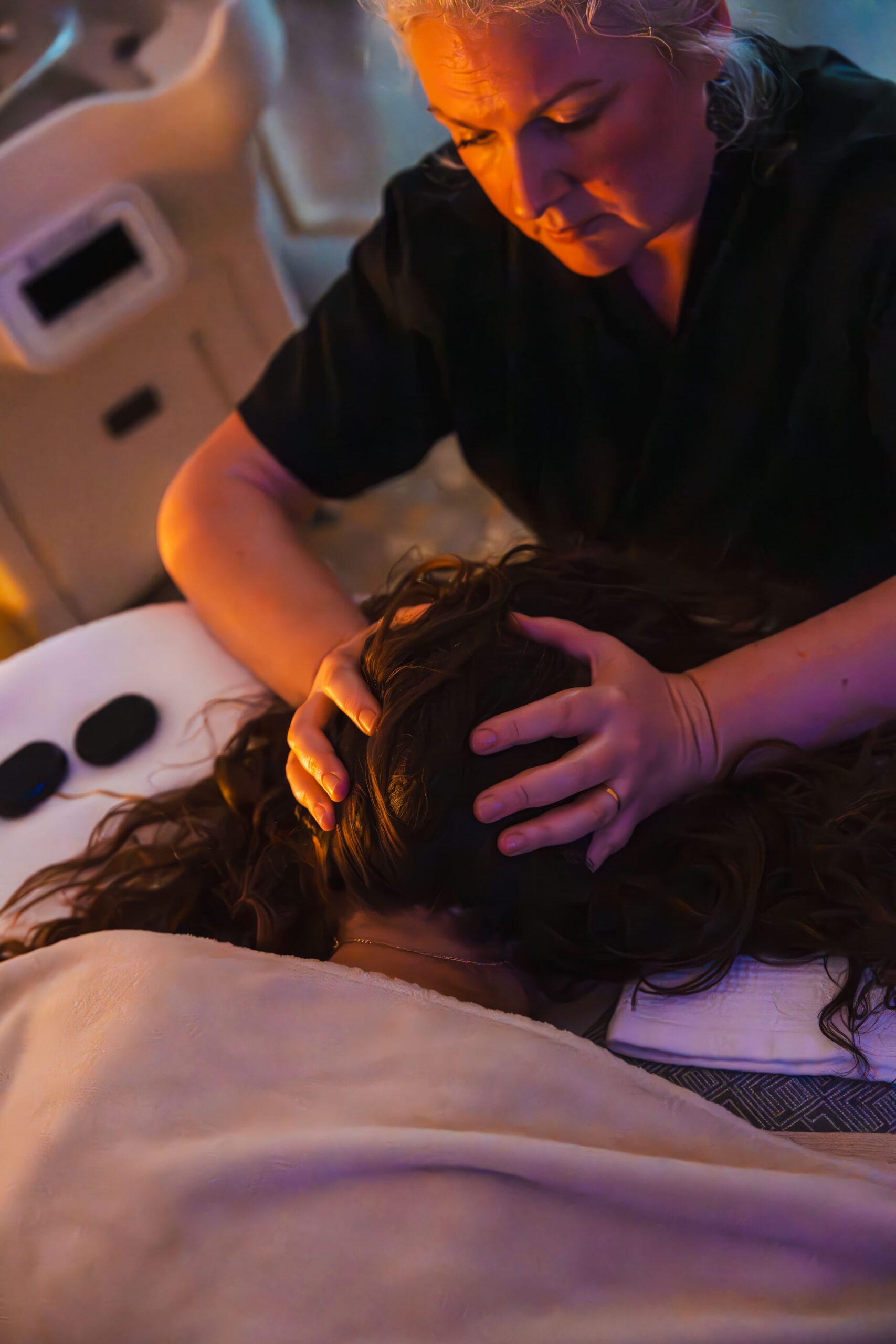Rituel eau et soins crâniens au salon Alma Aura à Vichy